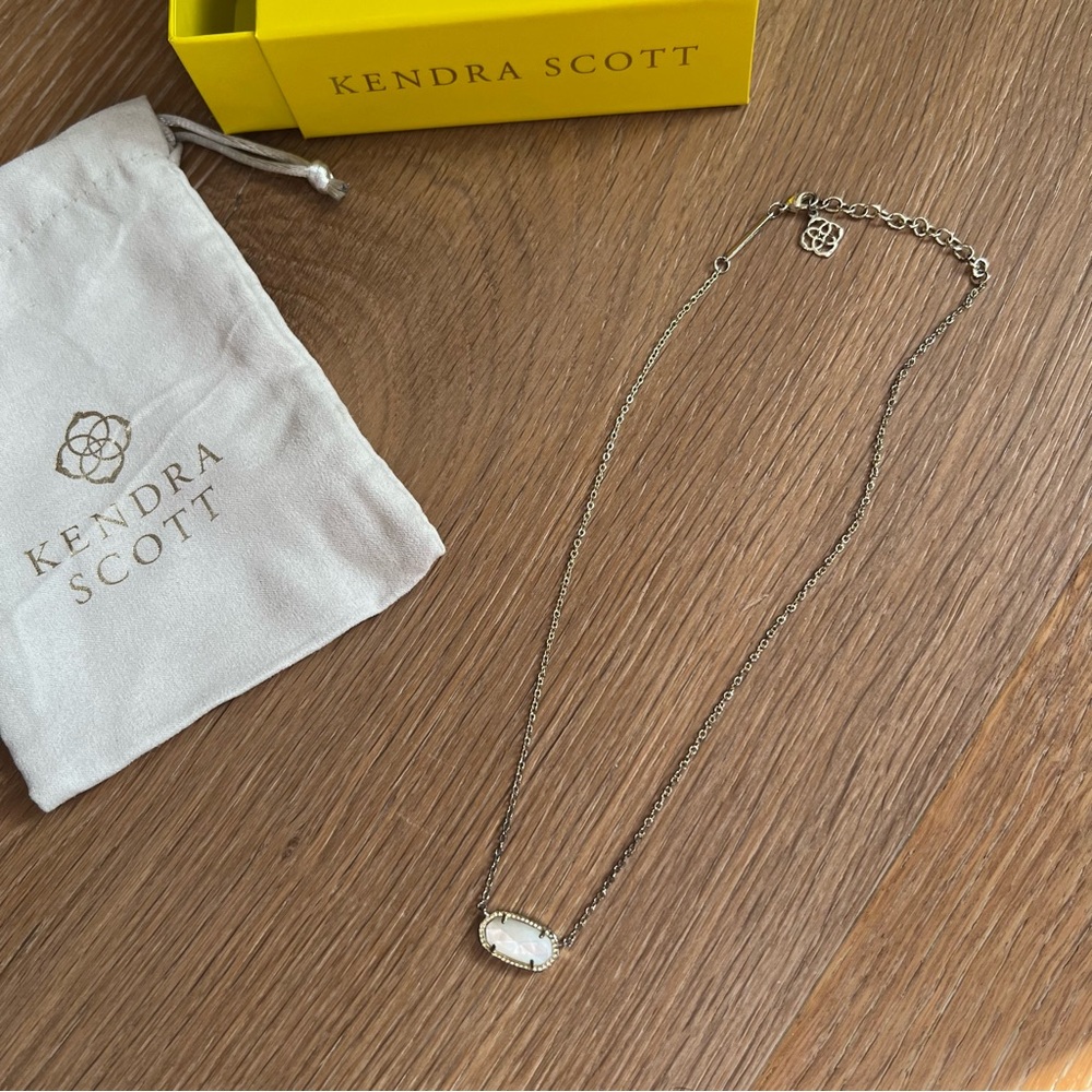 Kendra Scott “Elisa” Necklace in Gold and Cream Stone